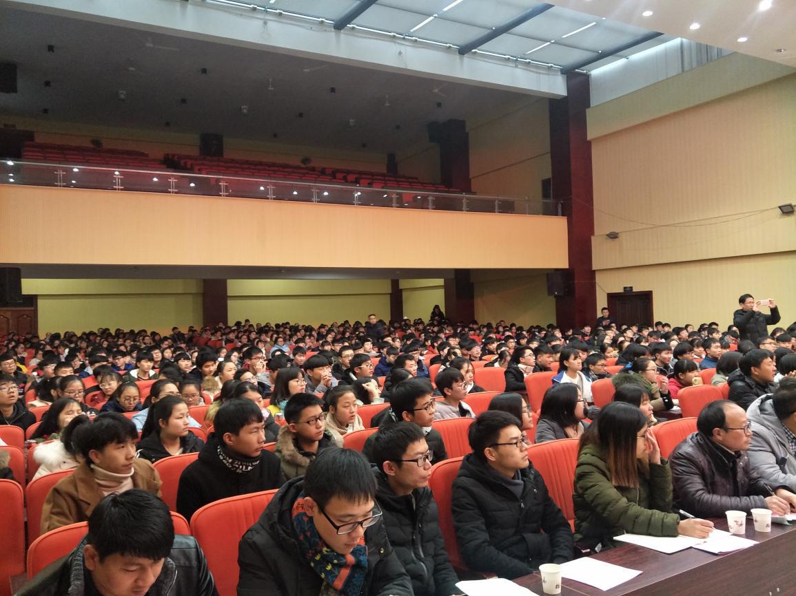 講座現(xiàn)場，老師和學(xué)生們認真聆聽專家的授課