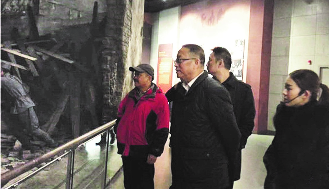 何譽軍（左一）陪同全國政協(xié)副主席、民革中央常務(wù)副主席鄭建邦（左二）參觀湖南抗戰(zhàn)紀(jì)念館。