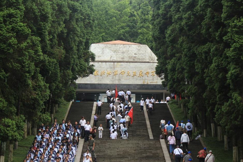 6月10日，全體員工參觀井岡山革命烈士陵園，并向革命烈士陵園敬獻(xiàn)花圈。