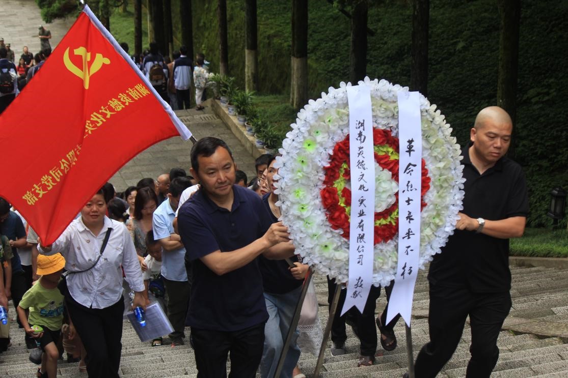 6月10日，全體員工參觀井岡山革命烈士陵園，并向革命烈士陵園敬獻(xiàn)花圈。