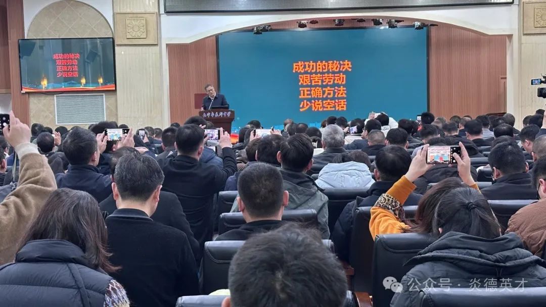 之后，長(zhǎng)郡中學(xué)副校長(zhǎng)肖斌武進(jìn)行了長(zhǎng)郡中學(xué)高三后階段的管理經(jīng)驗(yàn)與實(shí)戰(zhàn)經(jīng)驗(yàn)的分享，分享中他強(qiáng)調(diào)了培養(yǎng)良好學(xué)習(xí)習(xí)慣和回歸課堂的重要性。